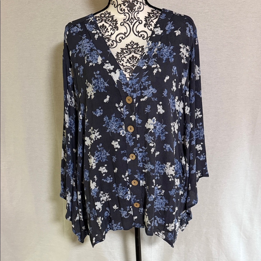 ODDY Floral Button-Up Blouse - Navy and White Wooden Buttons Flowy Sleeves 3XL